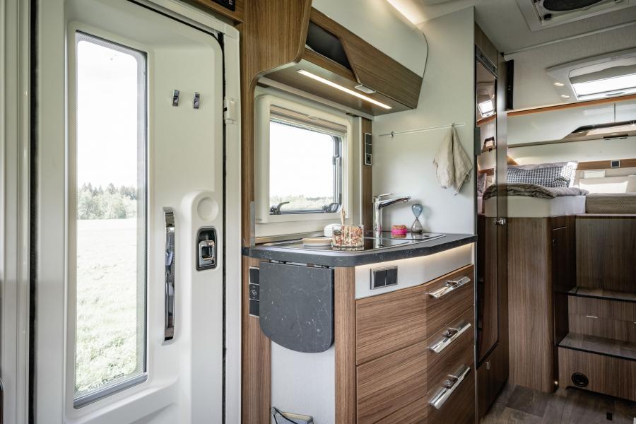 Интерьер Hymermobil B-MC 580 I 2018 года  (фото 7 из 14)